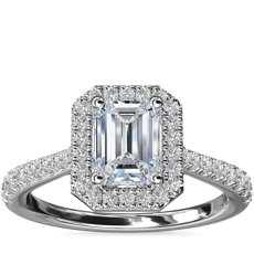 Anillo de compromiso de diamante de talla esmeralda con halo y detalle de puente de diamantes en oro blanco de 14 k (1/3 qt. total)